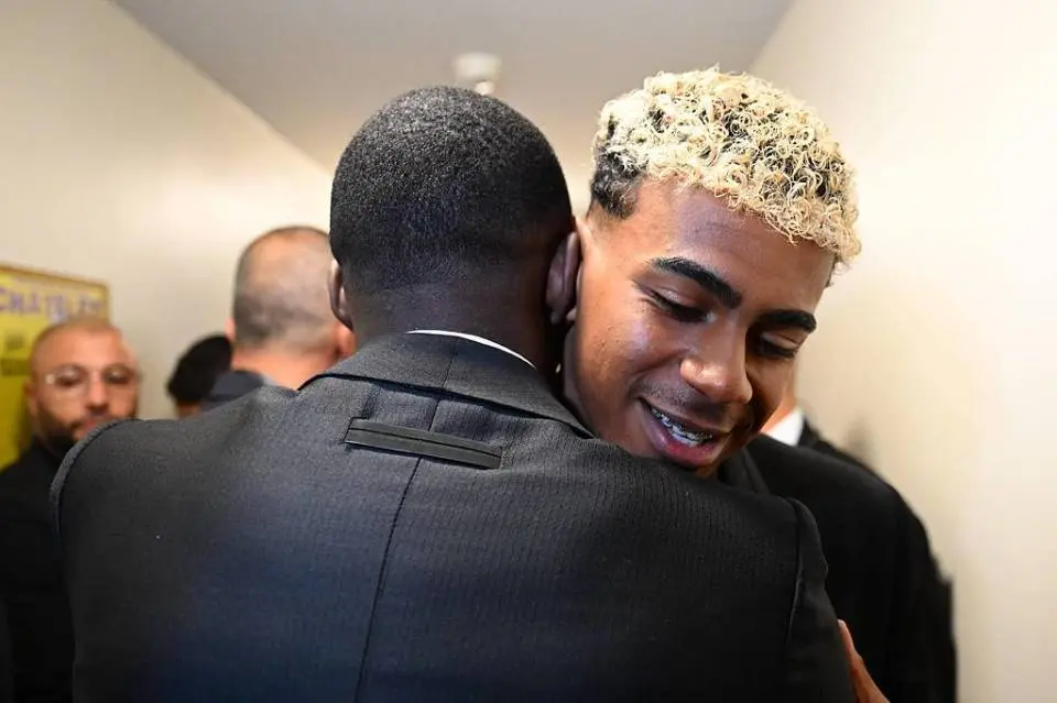 大唐资本 格局？亚马尔拥抱祝贺登贝莱！憾失金球奖28年神迹，父亲：明年我们拿